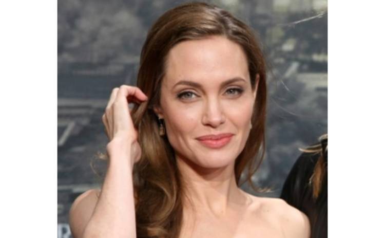 После операции Джоли снимает фильм