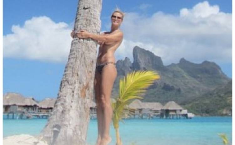 40-летняя Хайди Клум позирует топлесс на отдыхе