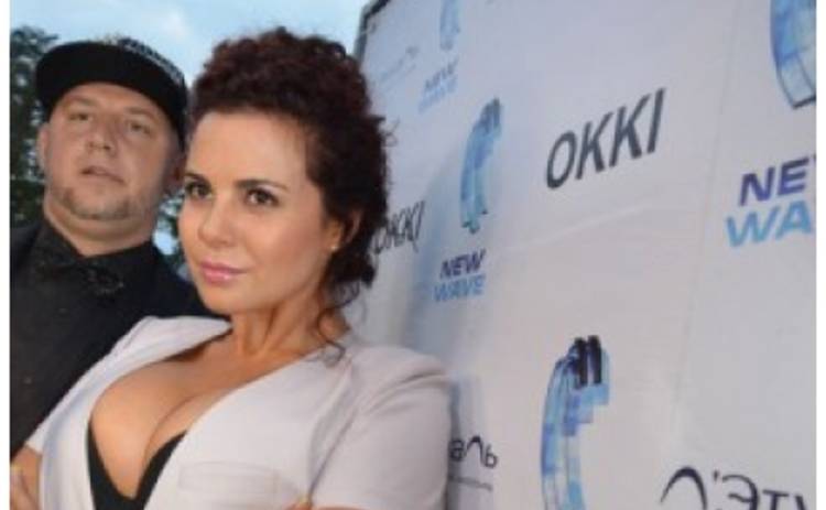 Настя Каменcких сверкнула глубоким декольте