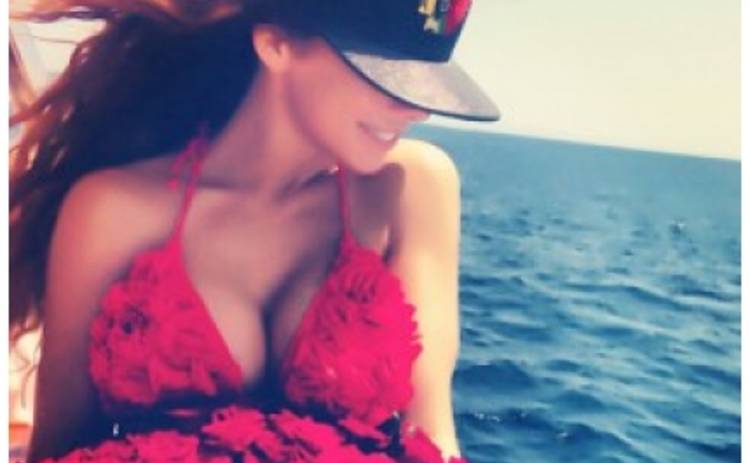 Аня Седокова в ярко-красном бикини отдыхает в Сен-Тропе (ФОТО)
