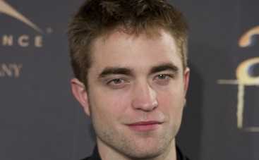 Роберт Паттинсон попался с брюнеткой