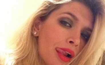 Вера Брежнева в коротеньких шортиках отожгла в московском ночном кабаре (ФОТО)