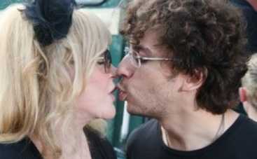 Максим Галкин показал первое фото новорожденных двойняшек