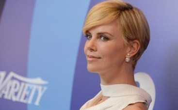 Шарлиз Терон перенесла операцию на позвоночнике
