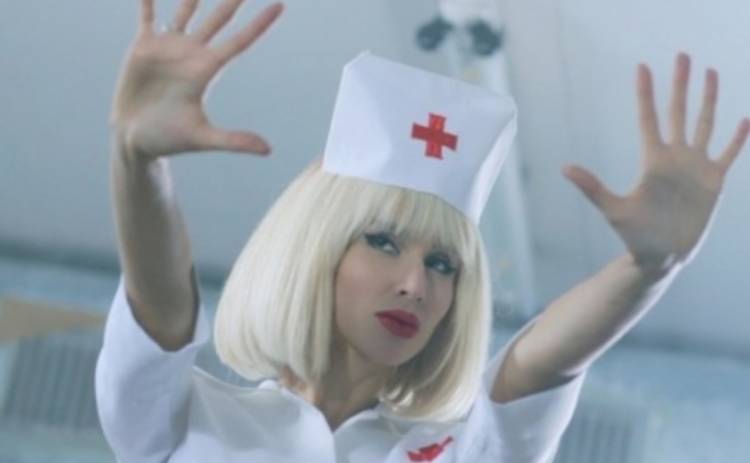 Сексуальная Лобода в костюме медсестры укрощала неистовых психов (ВИДЕО)