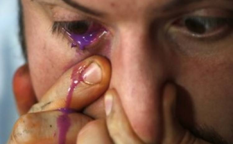 Аргентиский художник создает картины из слез