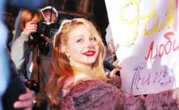 Тина Кароль удивила розовой шубой (ФОТО)