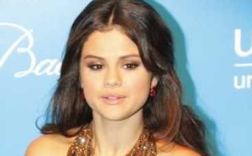 Селена Гомес упала со сцены во время выступления (ВИДЕО)