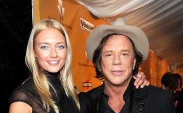 Микки Рурк засветился на публике с молодой российской моделью (ФОТО)