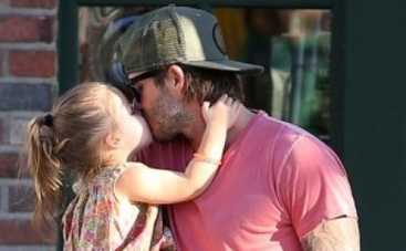 Дэвид Бекхэм зацеловал маленькую дочурку (ФОТО)