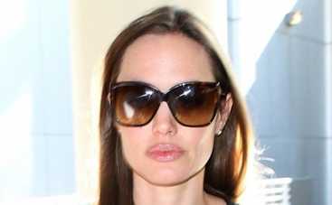 Анджелина Джоли с гитарой и в домашних тапках: такой актрису вы еще не видели! (ФОТО)