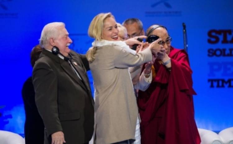 Далай-Лама вручил Шерон Стоун почетную премию