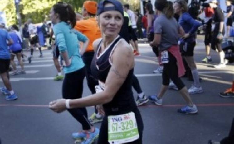 Памела Андерсон пробежала марафон в Нью-Йорке за $76 тыс.