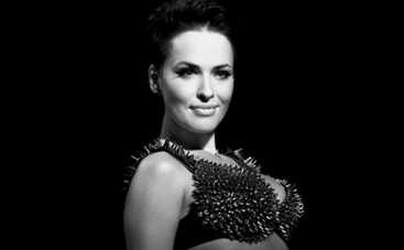 Даша Астафьева, практически голая, трется возле стены (ФОТО)