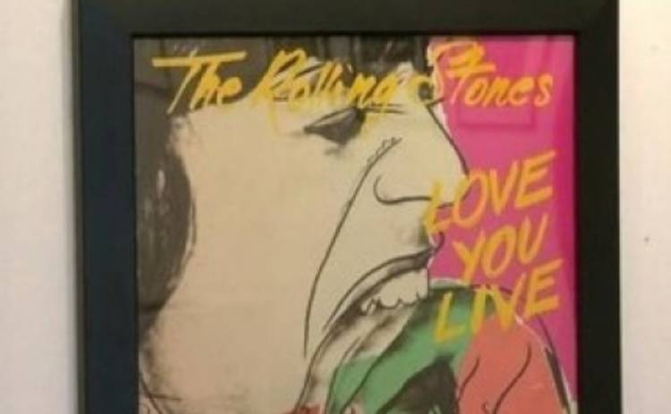 На рок-аукционе в Париже выставлены гитара Боуи и работы Уорхола