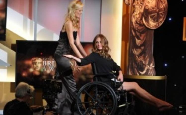 Джулия Робертс явилась на кинопремию года в инвалидной коляске