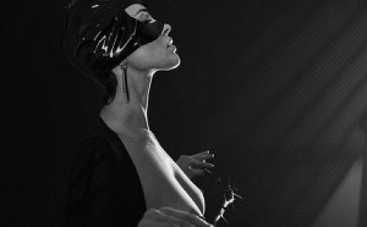 Астафьева разделась в новой фотосессии: кожа и шипы