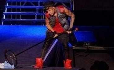 Джастин Бибер на концерте вытер пол флагом Аргентины