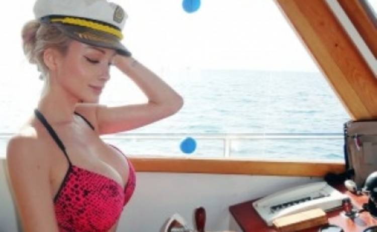 Одесская Барби показала фигуру в красном бикини (ФОТО)