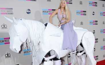 Вручили премии American Music Awards 2013: Lady GaGa приехала на коне!