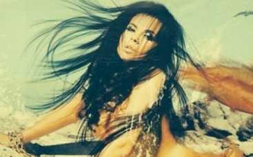 Настя Каменских стала обнаженной русалкой