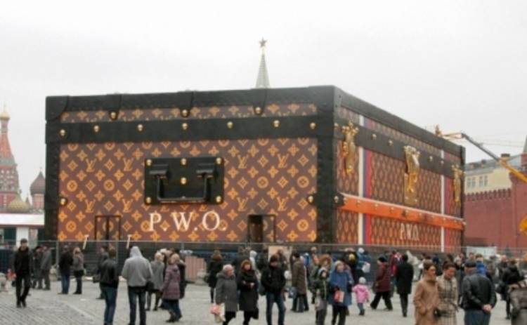Кремль борется с конкурентом: сундук Louis Vuitton на Красной площади снесут