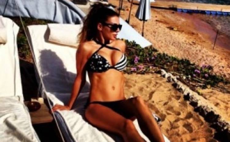 Аня Седокова разделась на пляже: 