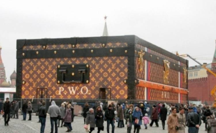 У чемодана Louis Vuitton на Красной площади появился свой Twitter