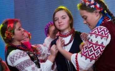 Участники Детского "Евровидения-2013" танцевали украинский гопак и ели борщ
