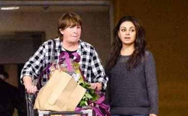 Мила Кунис ходит за покупками вместе с мамой Эштона Катчера