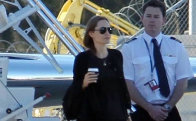 Анджелину Джоли не пустили в самолет