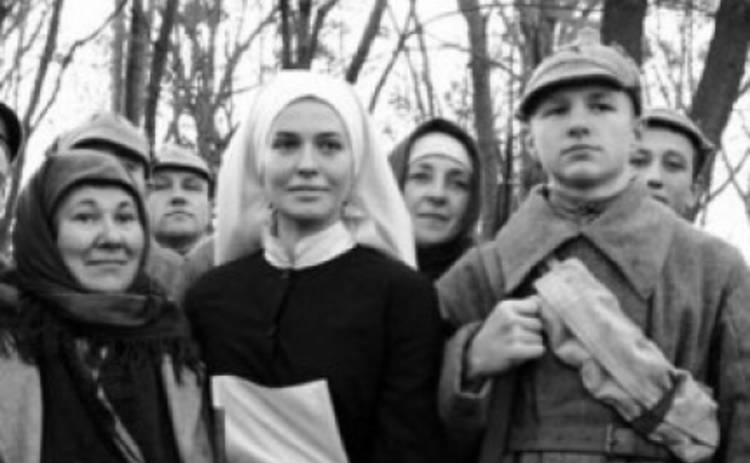Даша Астафьева примерила образ монахини в окружении солдат