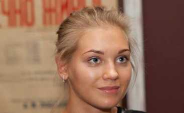 Беременная Кристина Асмус пришла на премьеру "Гамлета"