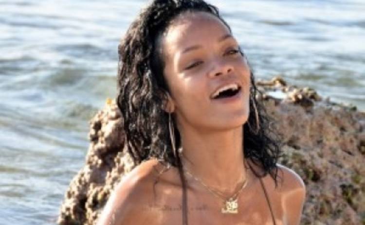 Рианна отдыхает на Барбадосе: Фото певицы в купальнике уже в Сети