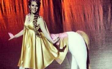 Собчак примерила костюм лошади: "Верю, что в этом году мне повезет"