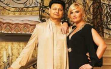 Голая Камалия обливается шампанским в ванной (ФОТО)