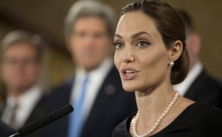 Анджелине Джоли предложили скандальную роль
