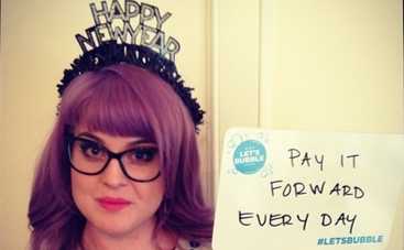 Келли Осборн похвасталась маникюром в стиле «Золотого глобуса» (ФОТО)