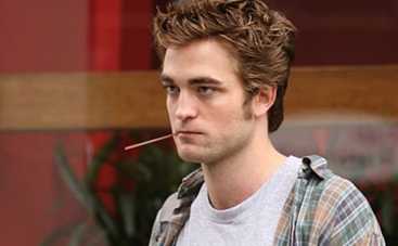 Роберта Паттинсона заставили мыть голову и чистить зубы (ВИДЕО)