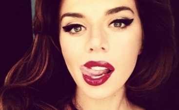 Анну Седокову целуют после секса (ФОТО)