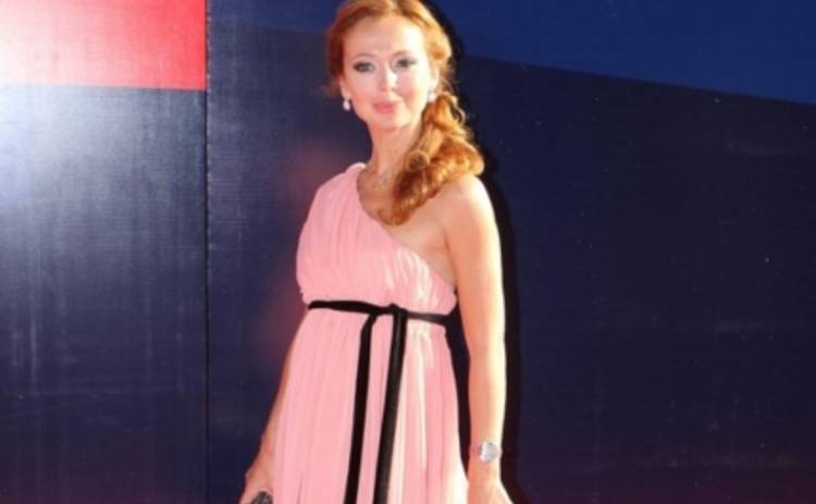 Елена Захарова беременна и не скрывает округлившийся животик