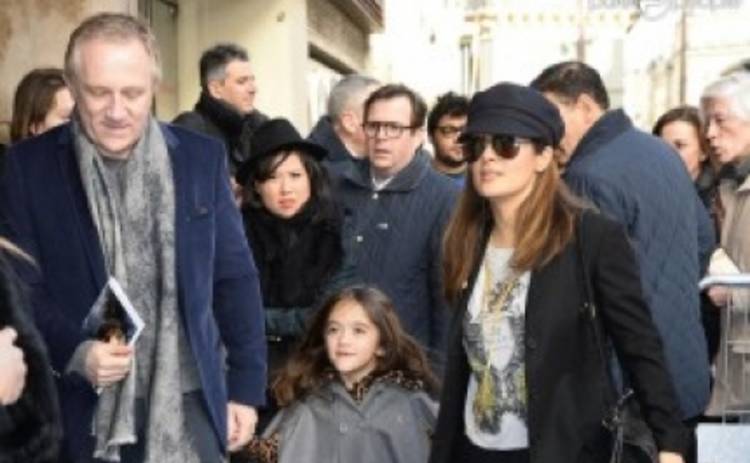 Сальма Хайек с мужем и дочерью гуляют по Парижу