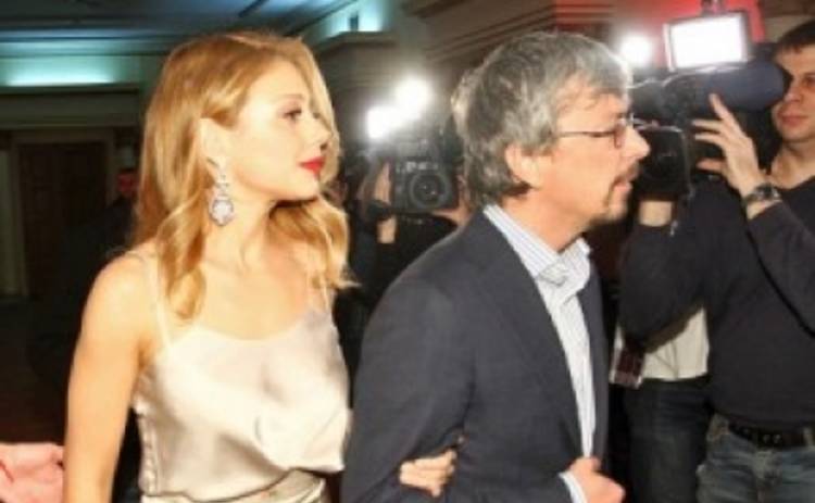 Тина Кароль вышла в свет с генеральным директором 