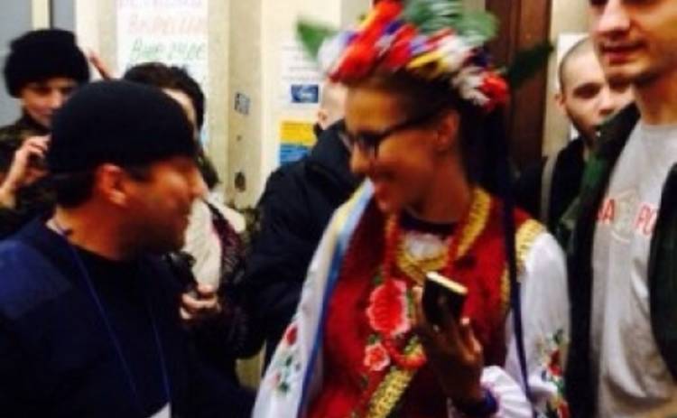 Ксения Собчак пришла на Майдан в украинском национальном костюме (ФОТО)