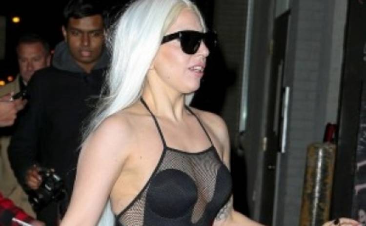 Lady GaGa прошлась по улицам Нью-Йорка голой (ФОТО)