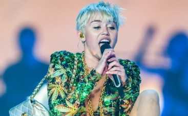 Майли Сайрус поет песни с суфлером