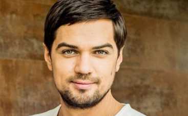 "Холостяк 4": Константин Евтушенко выбрал первых 15 участниц (смотрите полное видео шоу 7.03.2014)