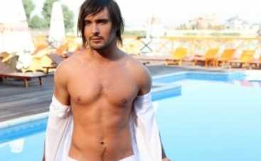 Козловский устроил стриптиз с поклонницами в честь восьмого марта (ФОТО)