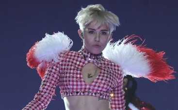 Майли Сайрус вышла на сцену в бюстгальтере и трусах