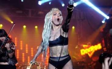 Во время концерта танцовщицу стошнило на Lady GaGa  (ФОТО)